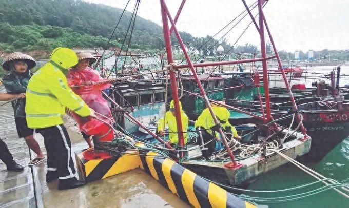 狂风暴雨肆虐，万宁海岸警察紧急出动，全力保障群众安全  第1张