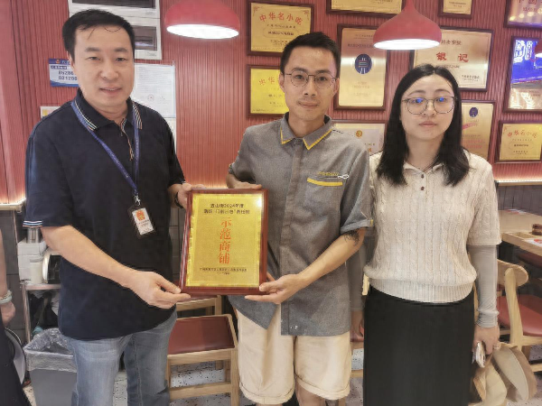 天河区五山街：小小荣誉牌，推动门前三包责任制落实新成效  第1张