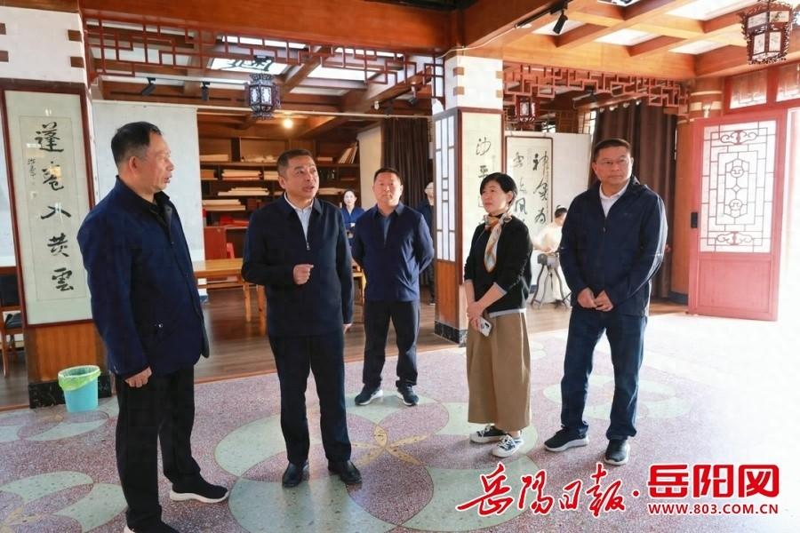 汨罗市委书记朱平波调研书画院，强调要将其打造成人气空间、文艺空间、创作空间