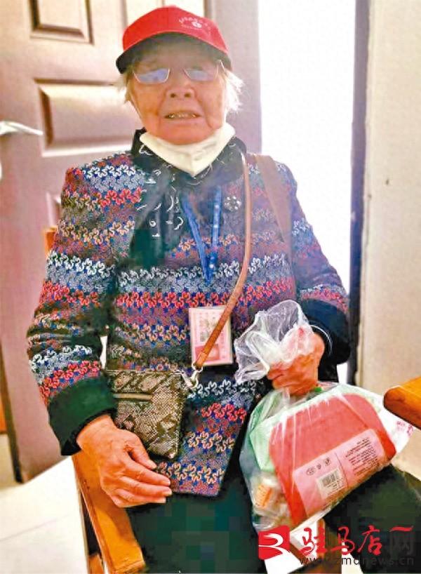 九旬老人遗落 4000 多元现金和物品，公交司机拾金不昧暖人心  第1张