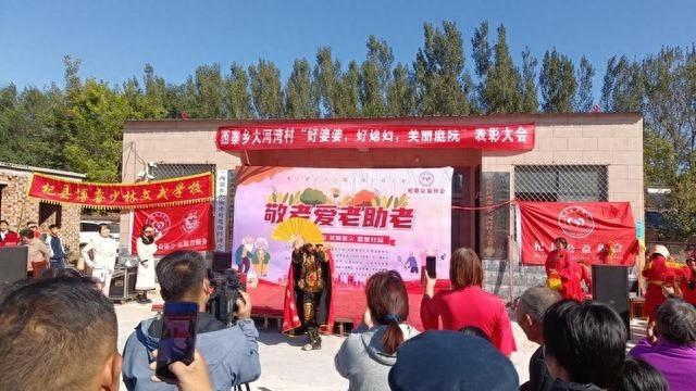 这场文艺演出太精彩！老人们脸上洋溢着幸福笑容  第1张