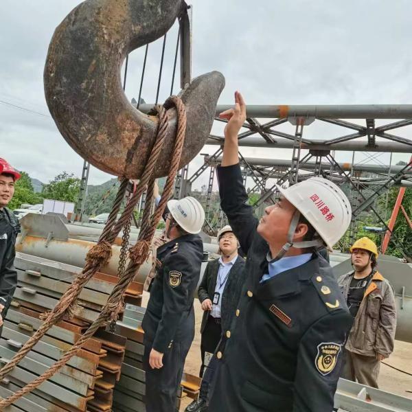 巴中市三部门联合检查起重机械，确保施工安全  第2张
