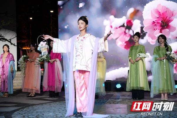 绝美汉服大秀！山水洲城画作压轴，带你穿越千年梦回古代  第5张