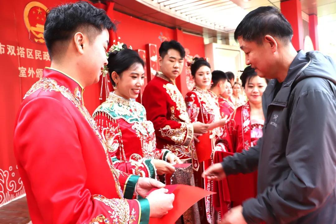 双塔区民政局婚姻登记处室外颁证基地揭牌，4 对新人喜结连理  第2张