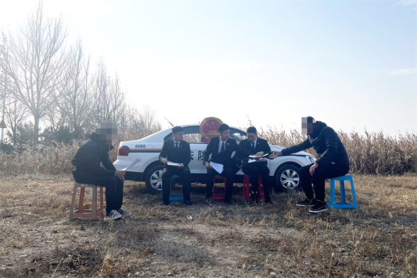 扛着国徽、拿着案卷，萝北县人民法院名山法庭干警走进田间地头化解纠纷  第2张