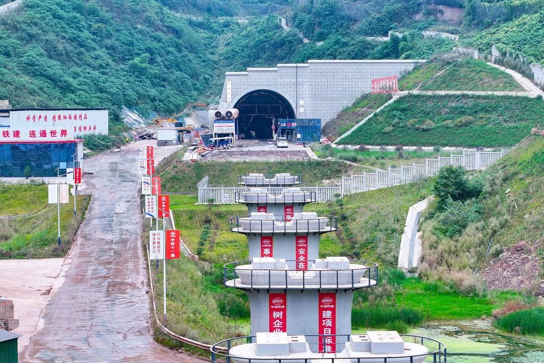 成达万高铁红星隧道顺利贯通！时速 350 公里，助力川渝地区经济腾飞  第2张