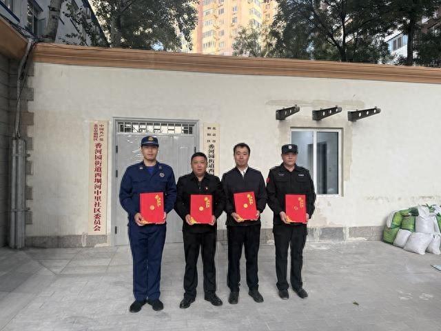 突发！电动自行车电池充电柜爆燃，3 名社区自防自救力量队员挺身而出