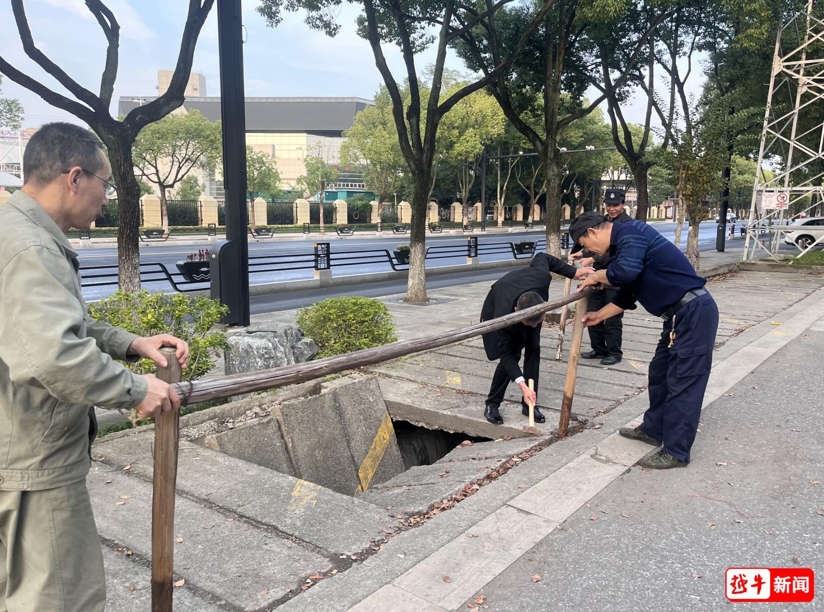 绍兴一小区门口水泥盖板断裂半个月，多辆车陷入地沟，至今无人维护  第5张