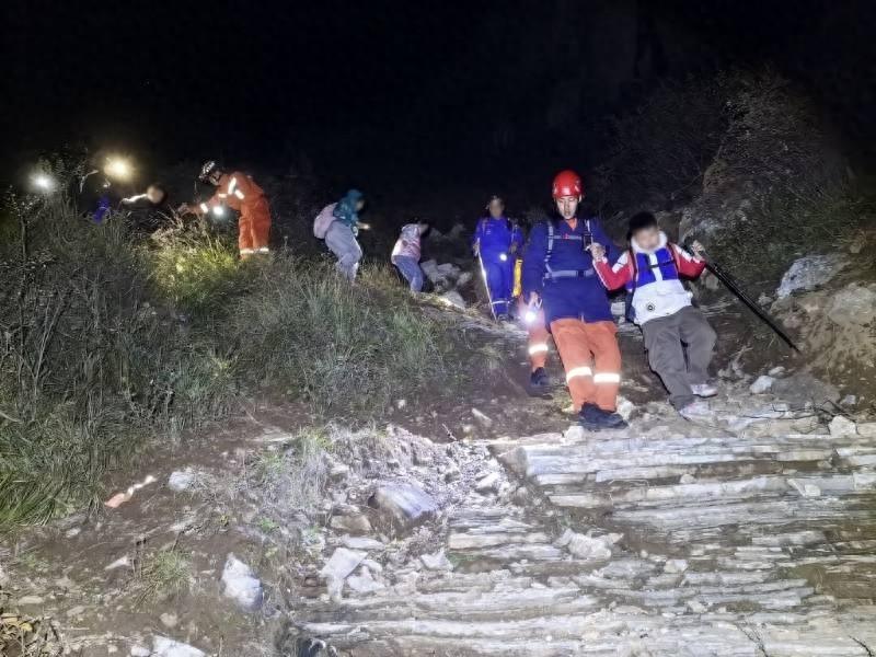 31 人被困山中，北京消防紧急救援！你还敢随便爬山吗？  第1张