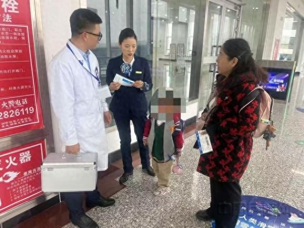 华夏航空乘务组巧用海姆立克急救法，成功挽救异物卡喉儿童