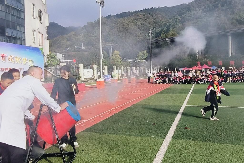 安康市科技馆科普大篷车走进平利县城关第四小学，开启科学奇妙之旅  第1张