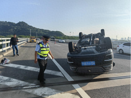 厦漳大桥越野车与大货车刮擦翻车，驾驶员仅受轻伤，咋回事？  第1张