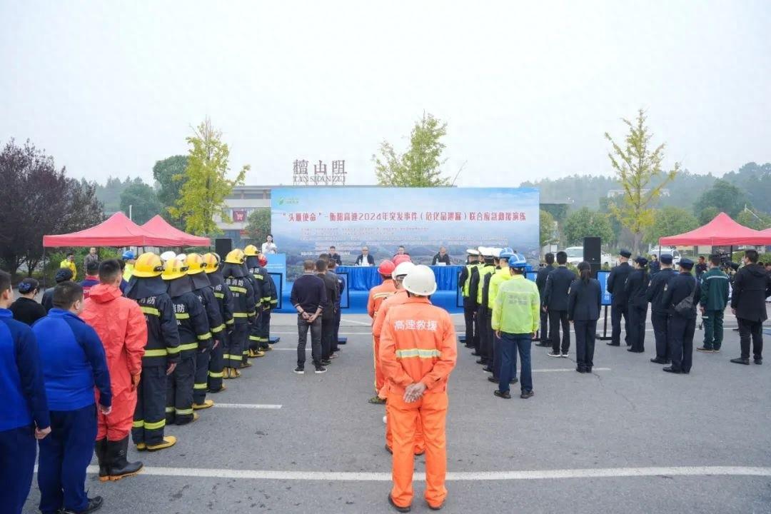 危险！客车追尾危化品运输车，高速救援队伍紧急出动