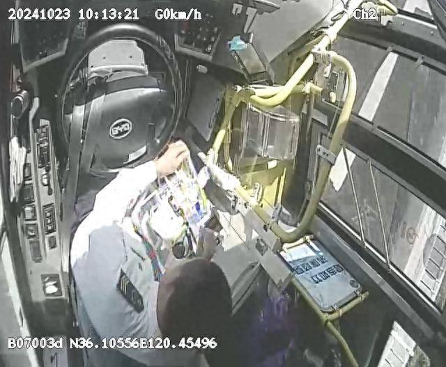一岁宝宝公交车上哭闹不止，司机一个举动让全车人点赞  第1张