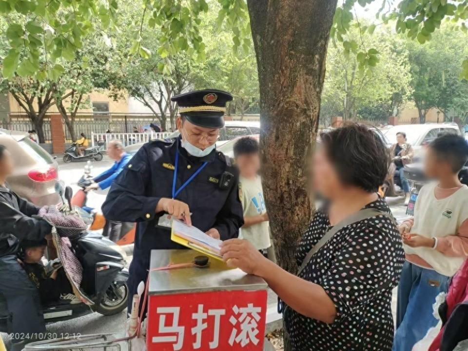 无证小吃摊围剿校园，孩子们的健康谁来守护？  第1张