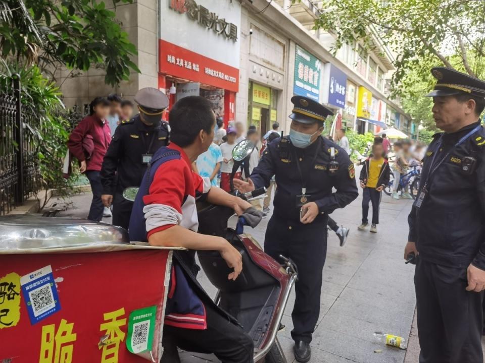 无证小吃摊围剿校园，孩子们的健康谁来守护？  第3张