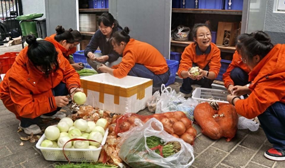 494.8 万老人！北京已迈入中度老龄化社会，创新养老服务体系正在推进  第1张