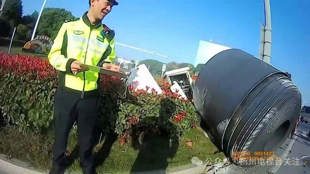 31 吨钢卷滚落，只差几秒就撞上电动车骑手，高邮这起交通事故太惊悚  第2张