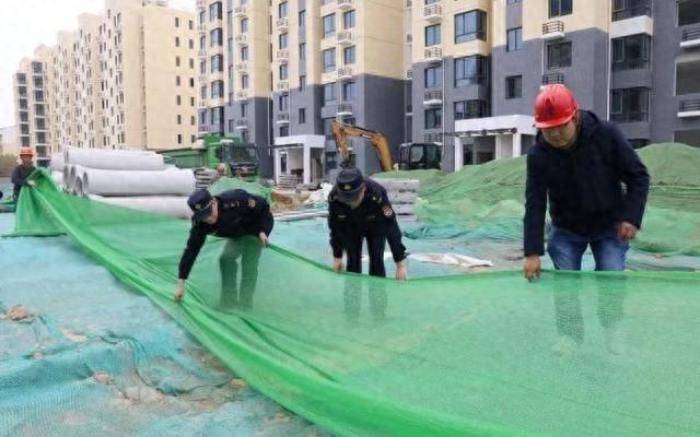 10 月 31 日北京启动空气重污染黄色预警，城管执法部门在行动