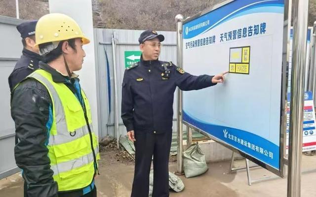 10 月 31 日北京启动空气重污染黄色预警，城管执法部门在行动  第2张