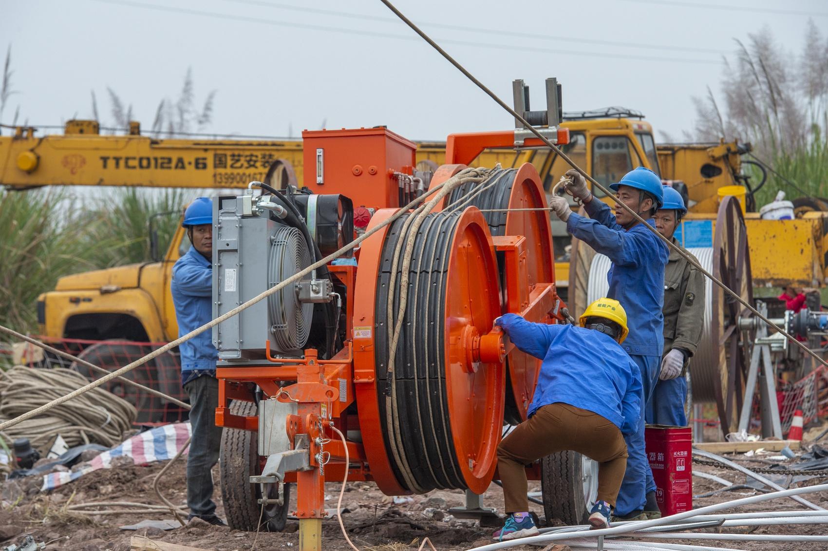 220 千伏向园南、北线迁改工程建设：自贡大安区的高空舞者  第2张