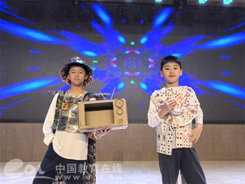 杭州一学校的服装秀，竟用这些东西做衣服  第1张