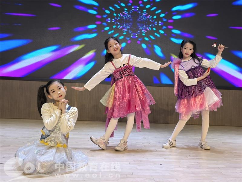 杭州一学校的服装秀，竟用这些东西做衣服  第2张