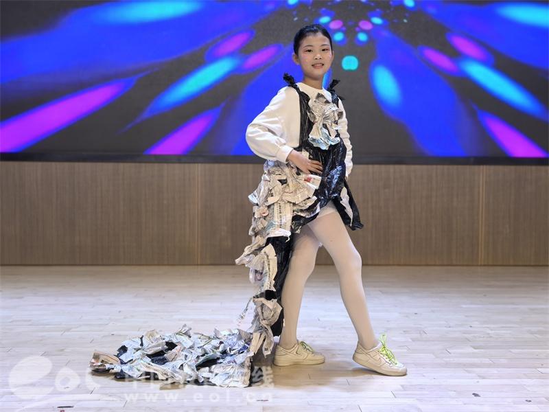 杭州一学校的服装秀，竟用这些东西做衣服  第3张