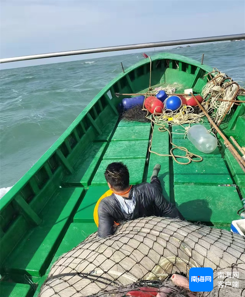 惊险！男子不慎落海，救援刻不容缓！海南海岸警察迅速行动  第1张