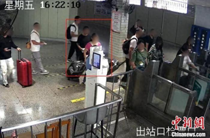 刑满释放不足 1 天又伸手，扒窃手机竟用释放证明包裹藏匿