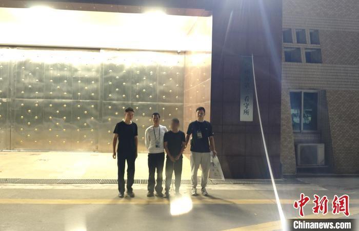 刑满释放不足 1 天又伸手，扒窃手机竟用释放证明包裹藏匿  第2张