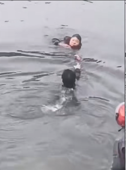 英勇！男子清晨锻炼遇老人落水，毫不犹豫纵身一跃  第1张