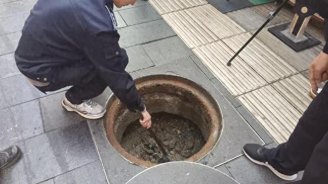 昆明一美食街餐馆竟将油污直排市政管网，苍蝇乱飞臭气熏天  第1张