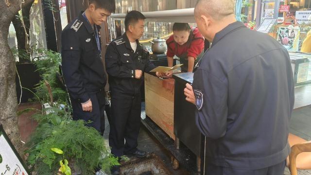 昆明一美食街餐馆竟将油污直排市政管网，苍蝇乱飞臭气熏天  第2张