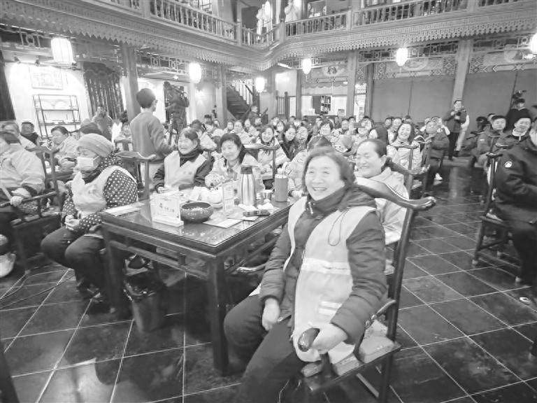 户外劳动者齐聚曹锟戏楼，200余人共享欢笑盛宴，微信扫码观看精彩瞬间  第1张