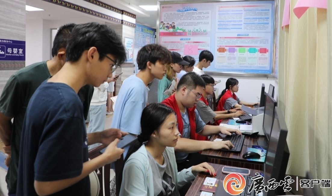 大化瑶族自治县暖心举措：20名志愿者助力学子轻松申请助学贷款  第2张