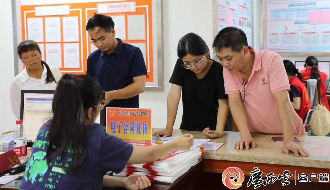 大化瑶族自治县暖心举措：20名志愿者助力学子轻松申请助学贷款  第3张