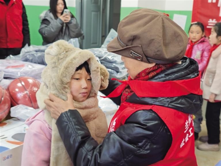 暖冬行动再启航：63名阿干镇大水子小学学生收到爱心物资，笑容暖化寒冬  第2张