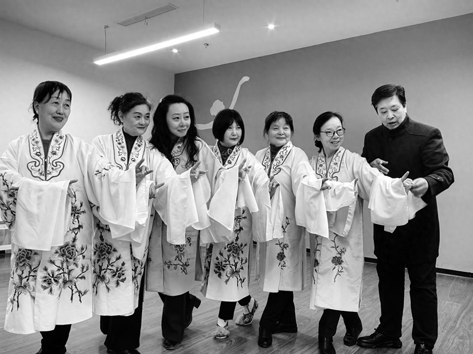 50后京剧演员与80后票友联手，每周义务教唱，社区居民为何如此喜爱？