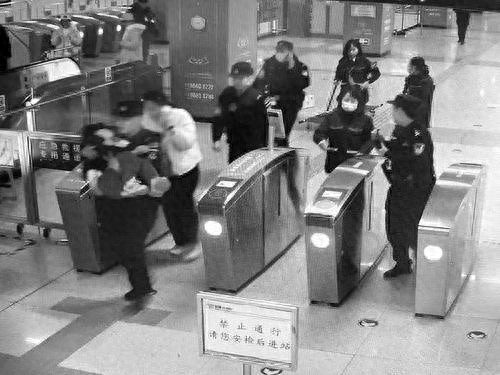 石家庄地铁站惊险一幕：8岁男童高烧惊厥，警民接力救援创造生命奇迹  第1张