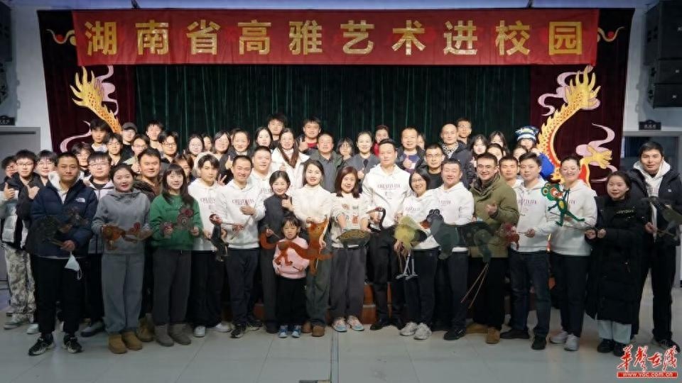 湖南皮影戏走进校园，经典剧目龟与鹤狐狸与乌鸦引发热烈反响  第1张