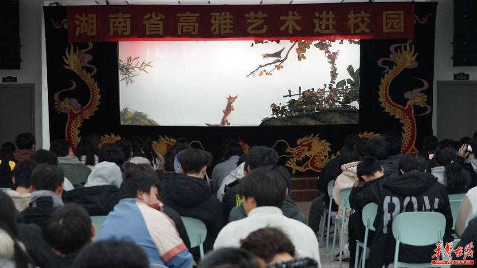 湖南皮影戏走进校园，经典剧目龟与鹤狐狸与乌鸦引发热烈反响  第2张