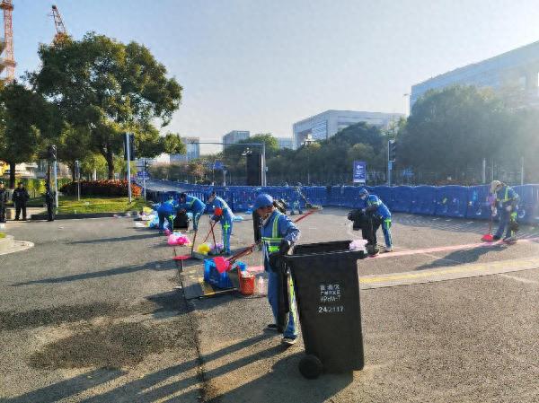 黄埔马拉松2024：405座移动厕所与260个垃圾筐背后的精心部署  第1张