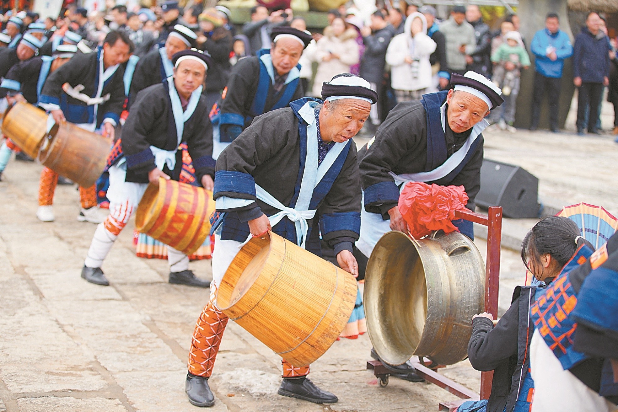 震撼全场！白裤瑶铜鼓舞勤泽格拉，展现古老民族的迷人魅力  第1张