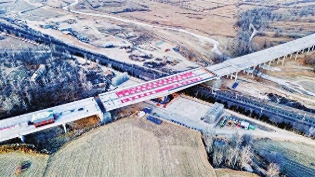 惊险！1.35万吨巨桥逆时针高空转体64.7度，跨越铁路实现完美衔接  第1张