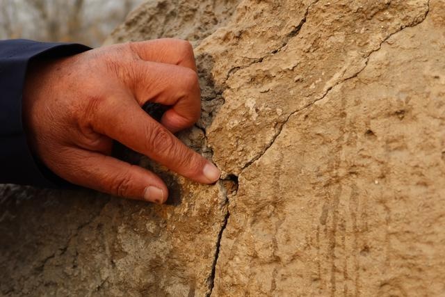 寒风中的守护者:房立民如何用双手修复齐长城的千年裂痕? 第4张 寒风中的守护者:房立民如何用双手修复齐长城的千年裂痕? 第4张