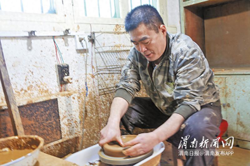 从一抔土到艺术品：王月红30年黑陶艺术之路，青丝变白发初心不改  第1张