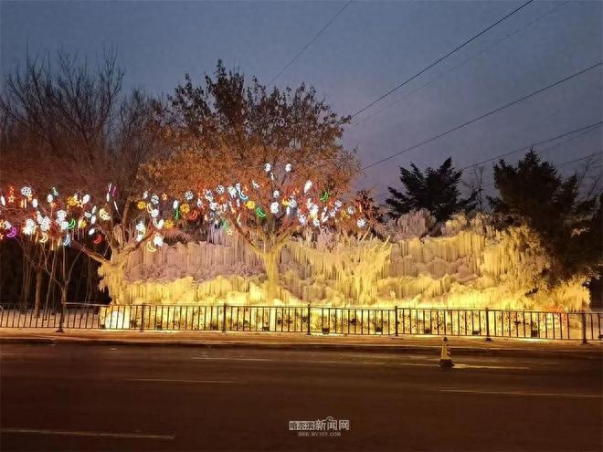 香坊区夜景升级，梦幻灯光与冰瀑美景交织，等你来打卡