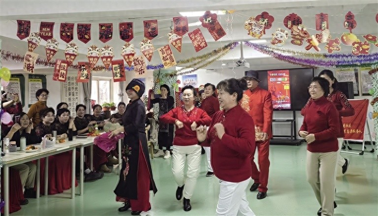西固区先锋路街道东苑社区举办‘喜’迎新年，‘旦’愿美好活动，居民欢乐互动共迎新年  第1张