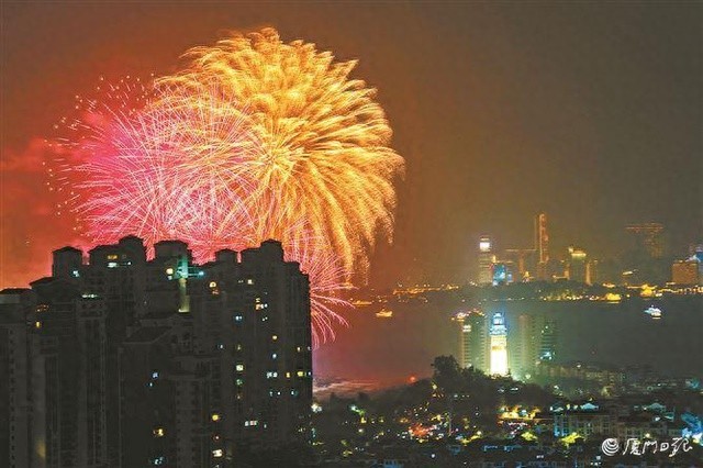 厦门湾跨年烟花秀再度璀璨上演，2008奥运团队打造视觉盛宴，你准备好了吗？